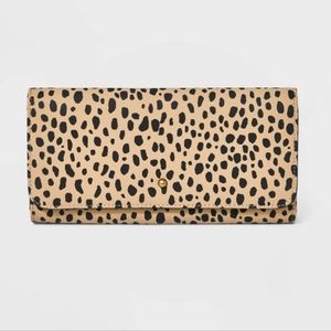 🎯nwt Universal thread Leopard/ cheetah trifold wallet